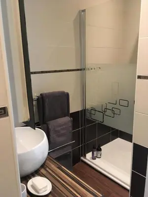 Salle de bains dans l'établissement Cosy One-Bedroom Apartment -StayInAntibes- Le Cosy