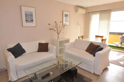 Coin salon dans l'établissement Cosy One-Bedroom Apartment -StayInAntibes- Le Cosy
