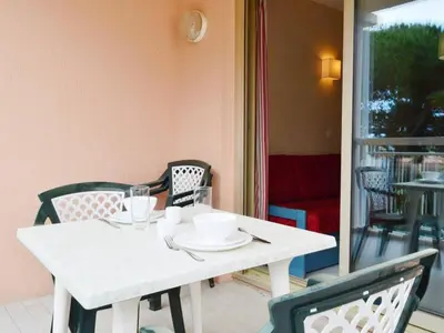 Coin salon dans l'établissement T2 avec piscine et salle de sport, à 400m de la plage, parking inclus - Golfe-Juan - FR-1-252-140