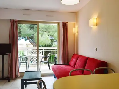 Coin salon dans l'établissement T2 avec piscine et salle de sport, à 400m de la plage, parking inclus - Golfe-Juan - FR-1-252-140