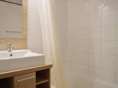 Salle de bains dans l'établissement T2 avec piscine et salle de sport, à 400m de la plage, parking inclus - Golfe-Juan - FR-1-252-140