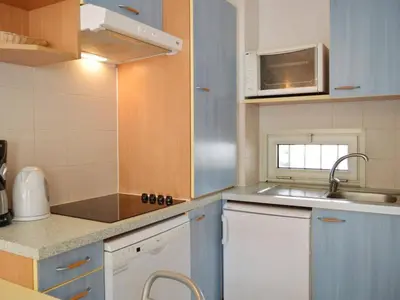 Cuisine ou kitchenette dans l'établissement T2 avec piscine et salle de sport, à 400m de la plage, parking inclus - Golfe-Juan - FR-1-252-140