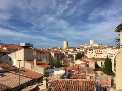 Vue générale sur Antibes ou vue de la ville depuis l'appartement