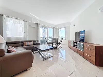 Télévision ou salle de divertissement dans l'établissement Luxury 1 bedroom Croisette Martinez direct sea view 241