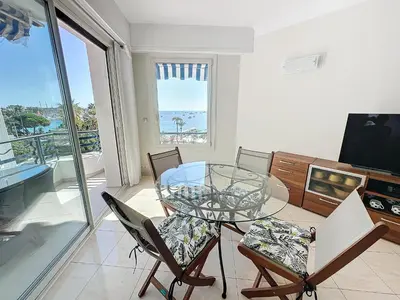Télévision ou salle de divertissement dans l'établissement Luxury 1 bedroom Croisette Martinez direct sea view 241