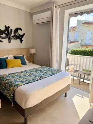 Un ou plusieurs lits dans un hébergement de l'établissement Hotel Miramar- Cap d'Antibes - La Garoupe plage