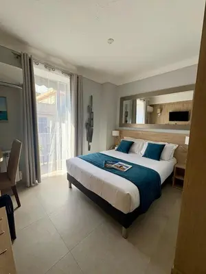 Un ou plusieurs lits dans un hébergement de l'établissement Hotel Miramar- Cap d'Antibes - La Garoupe plage