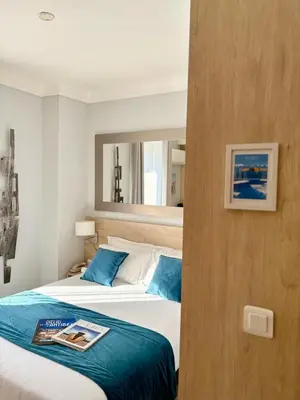 Un ou plusieurs lits dans un hébergement de l'établissement Hotel Miramar- Cap d'Antibes - La Garoupe plage