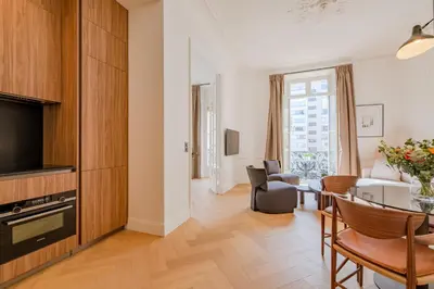 Télévision ou salle de divertissement dans l'établissement La Guitare 22 - Spacious 1 BR apartment in the center of Cannes, right behind Grand Hotel
