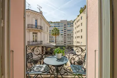 Balcon ou terrasse dans l'établissement La Guitare 22 - Spacious 1 BR apartment in the center of Cannes, right behind Grand Hotel