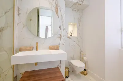 Salle de bains dans l'établissement La Guitare 22 - Spacious 1 BR apartment in the center of Cannes, right behind Grand Hotel