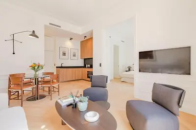 Télévision ou salle de divertissement dans l'établissement La Guitare 22 - Spacious 1 BR apartment in the center of Cannes, right behind Grand Hotel