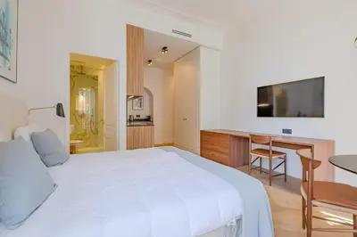 Télévision ou salle de divertissement dans l'établissement La Guitare 23 - Large modern studio with balcony in center of Cannes, just behind Grand Hotel
