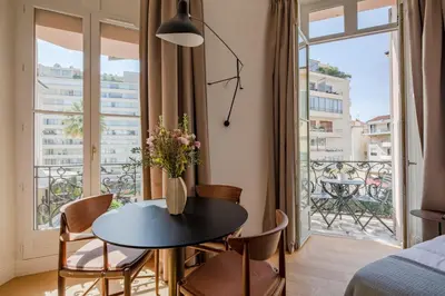 Balcon ou terrasse dans l'établissement La Guitare 23 - Large modern studio with balcony in center of Cannes, just behind Grand Hotel