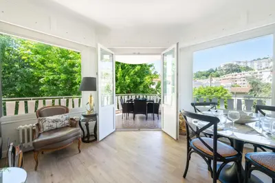 Balcon ou terrasse dans l'établissement Cozy 2-Br Apartment 6 Minutes from the Beach