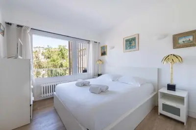Un ou plusieurs lits dans un hébergement de l'établissement Cozy 2-Br Apartment 6 Minutes from the Beach