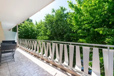 Balcon ou terrasse dans l'établissement Cozy 2-Br Apartment 6 Minutes from the Beach