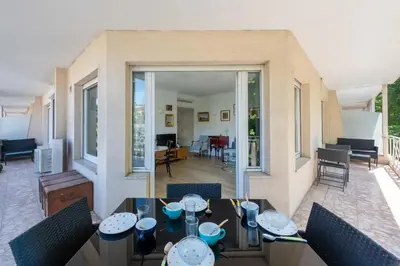Coin salon dans l'établissement Cozy 2-Br Apartment 6 Minutes from the Beach