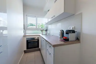 Cuisine ou kitchenette dans l'établissement Cozy 2-Br Apartment 6 Minutes from the Beach
