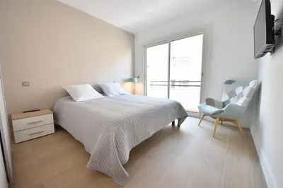 Un ou plusieurs lits dans un hébergement de l'établissement 3-Room Apartment in the Heart of Cannes