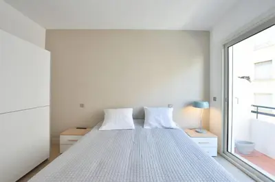 Un ou plusieurs lits dans un hébergement de l'établissement 3-Room Apartment in the Heart of Cannes