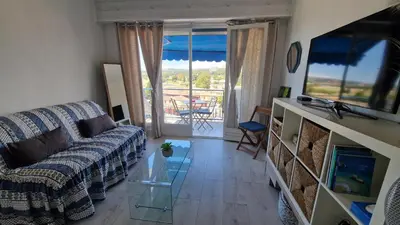 Télévision ou salle de divertissement dans l'établissement Charmant petit studio à 100 m de la mer