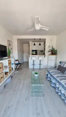 Télévision ou salle de divertissement dans l'établissement Charmant petit studio à 100 m de la mer