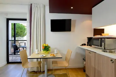 Cuisine ou kitchenette dans l'établissement Résidence Residéal Premium Cannes