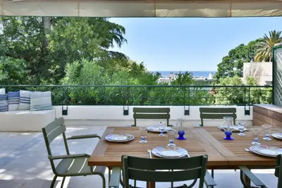 Balcon ou terrasse dans l'établissement Stunning 3-Br Apartment with Large Terrace and Pool