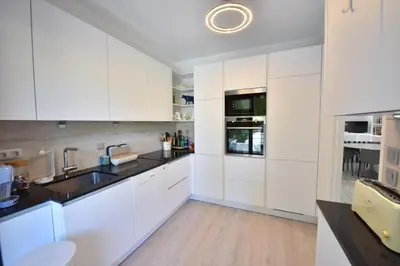 Cuisine ou kitchenette dans l'établissement Stunning 3-Br Apartment with Large Terrace and Pool