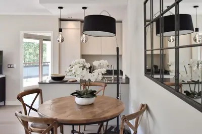 Cuisine ou kitchenette dans l'établissement CANNES - 2-BR flat 15-min walk to the beaches