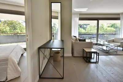 Coin salon dans l'établissement CANNES - 2-BR flat 15-min walk to the beaches