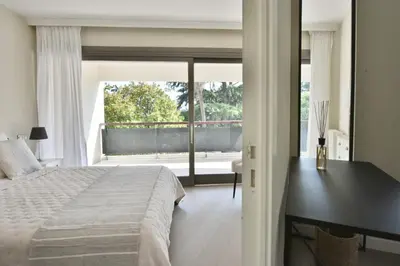 Un ou plusieurs lits dans un hébergement de l'établissement CANNES - 2-BR flat 15-min walk to the beaches