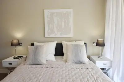 Un ou plusieurs lits dans un hébergement de l'établissement CANNES - 2-BR flat 15-min walk to the beaches