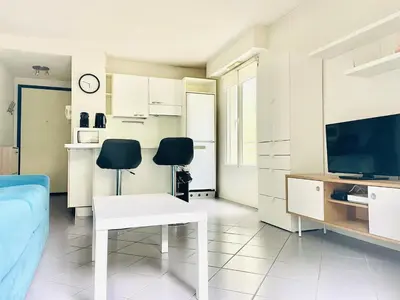 Cuisine ou kitchenette dans l'établissement Studio plage parking et proche vieil antibes