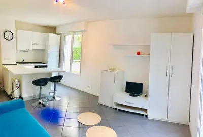Cuisine ou kitchenette dans l'établissement Studio plage parking et proche vieil antibes