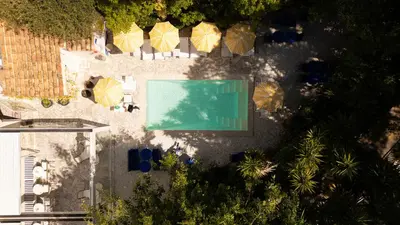 Piscine de l'établissement Hôtel Le Sud ou située à proximité
