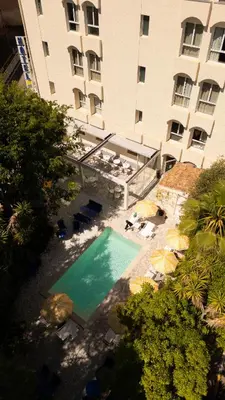 Piscine de l'établissement Hôtel Le Sud ou située à proximité