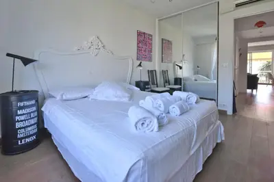Un ou plusieurs lits dans un hébergement de l'établissement 1-Br Apartment Sea View Steps from Beaches