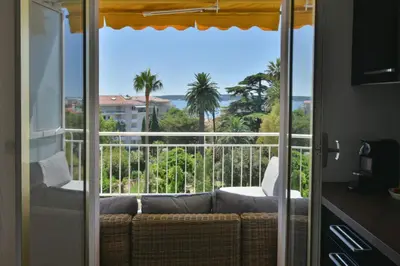 Balcon ou terrasse dans l'établissement 1-Br Apartment Sea View Steps from Beaches