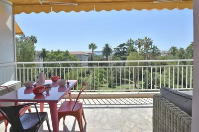 Balcon ou terrasse dans l'établissement 1-Br Apartment Sea View Steps from Beaches