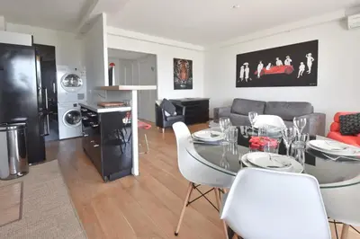 Cuisine ou kitchenette dans l'établissement 1-Br Apartment Sea View Steps from Beaches