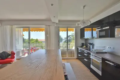 Cuisine ou kitchenette dans l'établissement 1-Br Apartment Sea View Steps from Beaches