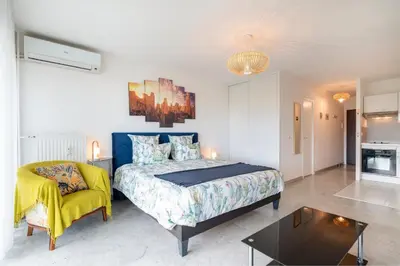 Un ou plusieurs lits dans un hébergement de l'établissement Joli grand appartement terrasse lit 180X200 vue mer 10min plages