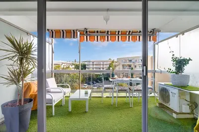 Balcon ou terrasse dans l'établissement Joli grand appartement terrasse lit 180X200 vue mer 10min plages
