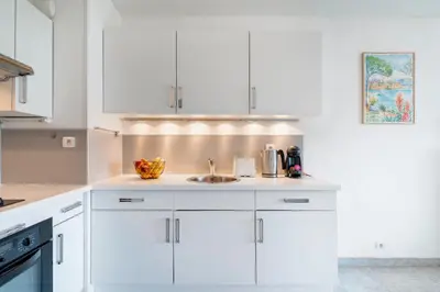 Cuisine ou kitchenette dans l'établissement Joli grand appartement terrasse lit 180X200 vue mer 10min plages