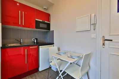 Cuisine ou kitchenette dans l'établissement Emeraude Résidence Hotelière