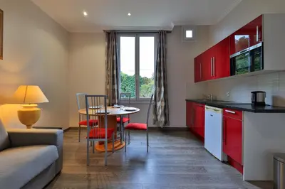Cuisine ou kitchenette dans l'établissement Emeraude Résidence Hotelière