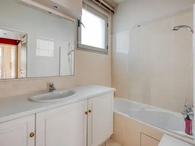 Salle de bains dans l'établissement Apartment Les allées du Cap-3 by Interhome