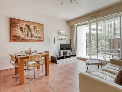 Coin salon dans l'établissement Apartment Les allées du Cap-3 by Interhome